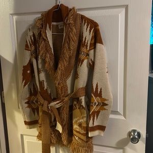 Sweater/cardigan with belt to tie